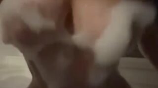 petite Belindanohemy shaking her body on bathtub leaks